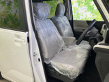 座り心地の良いシートが、長距離運転も快適に。運転席からの視界も広く、運転に集中できます。