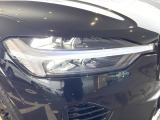 【LEDヘッドライト】明るく眩しいハイビームを先行車や対向車に照射しないオートハイビームを備えたLEDヘッドライト。北欧神話に登場するトールハンマーをモチーフにした、一目でボルボとわかるデザイン。