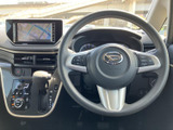 握りやすいステアリングは、運転操作をスムーズにします。操作性にも優れ、快適なドライビングをサポートします。手に馴染む形状です。