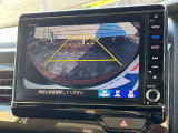 【バックカメラ】駐車時に後方がリアルタイム映像で確認できます。大型商業施設や立体駐車場での駐車時や、夜間のバック時に大活躍!運転スキルに関わらず、今や必須となった装備のひとつです!