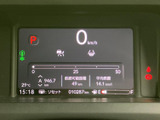 視認性の高いメーター類で、運転に必要な情報を的確に把握できます。燃費や走行距離など、様々な情報が確認可能です。