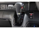 インパネシフトだから視線の移動も少なく足元もスッキリ♪運転席もゆったりしているのでゆとりを持ってドライブできますね!