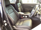 ゆったり座れる本革セパレートシートは、運転席8ウェイ、助手席4ウェイのパワーシートです。