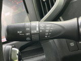 雨天時でもクリアな視界を確保できるワイパーレバー。様々なモードを切り替えて、運転環境に応じた快適性を実現します。