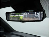 デジタルインナーミラー装備!車両後方のカメラの映像をデジタル補正で視認性を向上させてインナーミラー内に表示します♪視界を遮るものがなく、後席に同乗者がいても後方を確認しやすく安心です♪