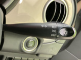 操作しやすい位置に配置されたウインカーレバー。スムーズな車線変更や右左折をサポートします。