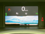 視認性の高いメーター類で、運転状況をしっかり把握できます。美しいグラフィック表示で、ドライブ中の情報取得をサポートします。