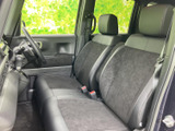 機能的な運転席周りのレイアウト。操作しやすい位置に配置されたスイッチ類で、安全運転をサポートします。快適なドライブを約束する空間です。