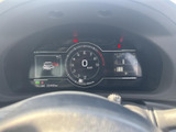視認性の高いメーター類が、運転に必要な情報を的確に伝えます。運転状況が一目で把握でき、安全運転をサポートします。走行距離も確認できます。
