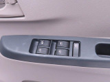 パワーウィンドウのスイッチです。 運転席に居ながら助手席の窓を開け閉めできるので便利ですよ。 ロック機能も付いてるので子供がイタズラして窓を開けるという事もできなくできますよ。