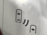 【ブラインドスポットモニター】走行中、ドアミラーの死角になりやすい箇所に後続車が接近するとサイドミラーのレンズに警告を表示!ドライバーに注意喚起をしてくれます。