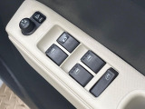 【電動格納ミラー】サイドミラーは電動格納式となっており、狭い駐車場でもキズがつくリスクを抑えられます。