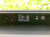 視認性の高いメーター類が、運転に必要な情報を的確に伝えます。運転状況を常に把握し、安全運転をサポートします。