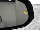 隣車線を走る車両をレーダーで検知し、ドアミラーでは確認しにくい後側方エリアに存在する車両に加え、急接近してくる車両も検知します。車両を検知するとドアミラーに搭載されたLEDインジケーターが点灯します。
