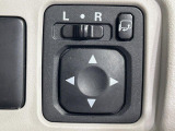 【電動格納ミラー】サイドミラーは電動格納式となっており、狭い駐車場でもキズがつくリスクを抑えられます。