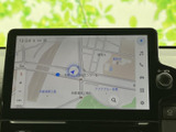 鮮明な地図表示で、目的地までのルートをわかりやすく案内。初めての場所でも、スムーズに到着できます。運転に集中できる環境です。