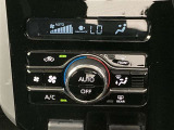 オートエアコンは温度を設定するだけで、自動で風量などを設定してくれます。運転しながら操作も必要ないので、安全性も向上します。