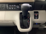 停車中にブレーキペダルを踏み続けなくてもブレーキ保持ができるオートマチックブレーキホールド機能もついております。