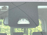 【スマートアシスト】走行中に前方の車両等を認識し、衝突しそうな時は警報とブレーキで衝突回避と被害軽減をアシスト。より安全にドライブをお楽しみいただけます。