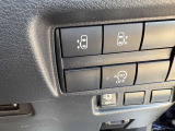 運転席で左右電動スライドドアを開閉操作ができます。