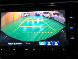 バックカメラの画像です。ガイドラインがスムースな車庫入れをサポートいたします。車庫入れの安心感がアップしますね。