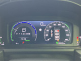 洗練されたデザインのメーターが、運転に集中できる空間を生み出します。視認性が高く、運転情報を一目で確認できます。