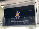 【後席モニター】家族や友人とお出かけする機会が多い方に大人気の後席モニターを装備!見やすい位置に画面がありテレビやDVDの視聴も快適!友達もお子様も、後席にしか乗らなくなるかも??