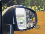 【ブラインドスポットモニター】走行中、ドアミラーの死角になりやすい箇所に後続車が接近するとサイドミラーのレンズに警告を表示!ドライバーに注意喚起をしてくれます。