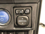 電動格納式ドアミラー付き。駐車場へ停めた時に、ボタン一つで左右のドアミラーをたたむ事ができます。