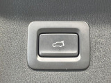 【パワーバックドア】スマートキーや運転席のボタンを押すだけでリアゲートが自動で開閉します!荷物を持っている時や、高い位置にあるバックドアを閉める際に便利な機能です♪