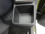 【カップホルダー】エアコン吹き出し口下部に設置されていますので使いやすさバッチリ!運転席から手の届くちょうどの位置です!