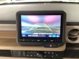 【バックカメラ】運転が苦手な方も車庫入れラクラクです!ギアをリバースに入れれば自動的に切り換わりますので、面倒な操作は不要です♪狭い駐車場もお車を傷つけず安心ですね!