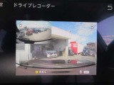 純正【前後ドラレコ】最近の装着率の高いドライブレコーダー装備です。万が一の時の証明やアオリ運転の抑制効果もありますね。