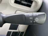 直感的に操作できるウインカーレバーで、安全な車線変更をサポートします。操作感も良く、スムーズな運転をアシストします。