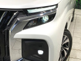 【LEDヘッドライト】悪天候や夜間走行時も良好な視界を確保し安心して運転できる高輝度LEDヘッドライトを装備!点灯速度が早く、消費電力も抑えられています。
