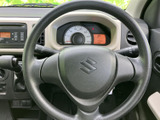 握りやすい太さで、運転姿勢にフィット。操作性も良く、スムーズなハンドリングをサポートします。日常の運転がより快適になるでしょう。