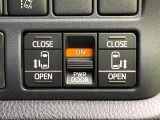 【両側パワースライドドア】スマートキーや運転席のスイッチで後席両側スライドドアの開閉が可能♪電動だから力を入れてドアを開ける必要が無く、小さなお子様でも簡単に開け閉めでき快適です♪