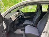 シンプルなデザインの室内空間が、落ち着いた雰囲気を演出します。運転に必要な情報が視認しやすいメーター類が配置されています。快適な運転環境です。
