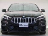 【キドニーグリル】BMWの代名詞。一目見ただけでBMWであると認識できる確固たるアイコンとして存在感を放ちます。