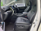運転席からの視界は広く、運転操作もスムーズ。快適なドライビングをサポートする空間です。安全運転をサポートする機能も充実しています。