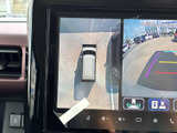 後方の状況をクリアに映し出すバックモニター。駐車時の安全性を高め、ドライバーをサポートします。狭い場所でも安心です。