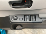 電動格納式リモコンドアミラーと、パワーウィンドウスイッチ等は運転席ドアにあります。