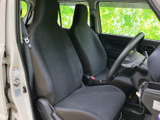 運転しやすいように設計された室内空間。操作性も高く、すぐに慣れることができます。快適なカーライフをサポートします。