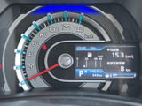 運転に必要な情報を分かりやすく表示。視認性の高いメーターで、安全運転をサポートします。運転状況を的確に把握し、快適なドライブをお楽しみください。