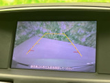 狭い場所での駐車も安心。後方の状況を画面で確認でき、安全な運転をサポートします。