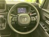 握りやすい形状で、長時間の運転でも疲れにくい設計です。操作に必要なスイッチ類も配置されており、運転に集中できます。