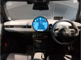 【機能的なコントロール・パネル】ドライバーがより直感的に操作できる様、コントローラーとスイッチ類を統合。きわめて高度な機能性と快適な操作フィーリングを実現しました☆