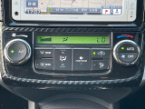 【オートエアコン】一度お好みの温度に設定すれば、車内の温度を検知し風量や温度を自動で調整。暑い&hellip;寒い&hellip;と何度もスイッチ操作をする必要はありません。快適な車内空間には必須の機能ですね♪