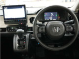 運転にかかわる様々な操作を安全に行えるように視点移動が少なく、操作性に配慮されたスイッチ類が凝縮されたコクピットです。