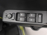 パワーウィンドゥ 運転席ドアスイッチ照明付です。電動格納ミラーも手元でワンモーションで可能です。
